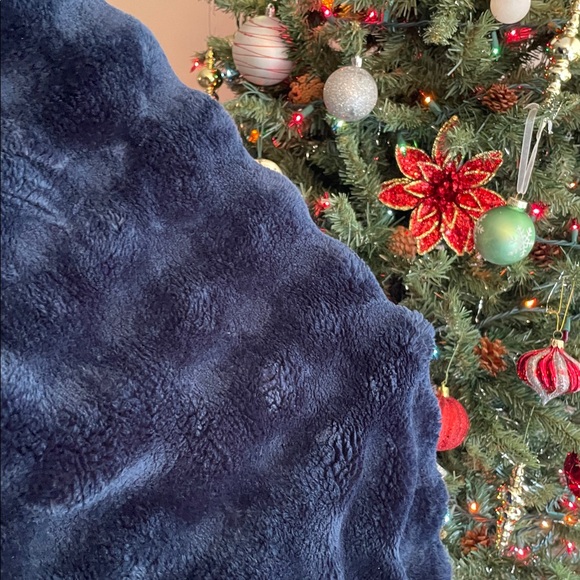 Luxurious Navy Blue Blanket by Hythe - Picture 8 of 8